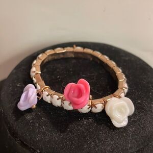 3” gold tone stretch bracelet w/faceted white links & 3 resin flower charms
